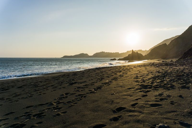 加利福尼亚州马林岬的黑沙滩