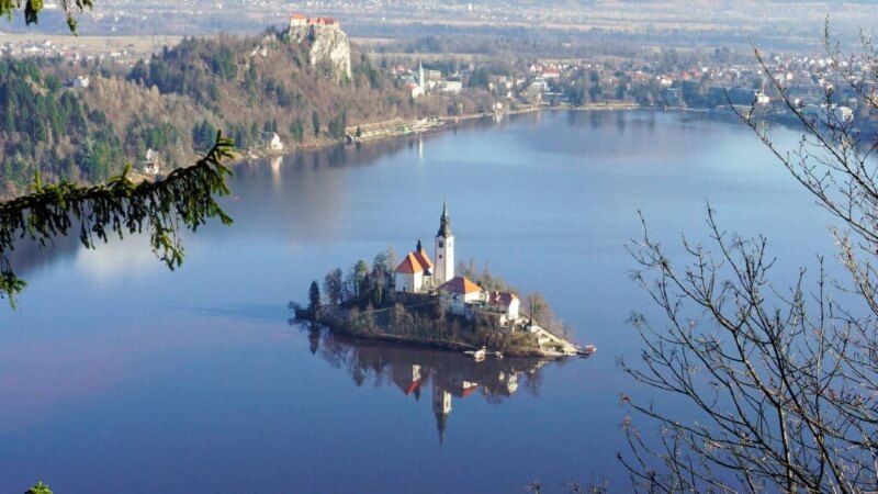 湖中央的城堡