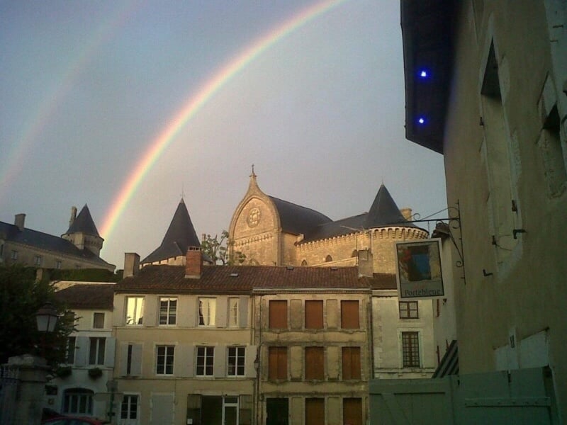 历史建筑上的彩虹