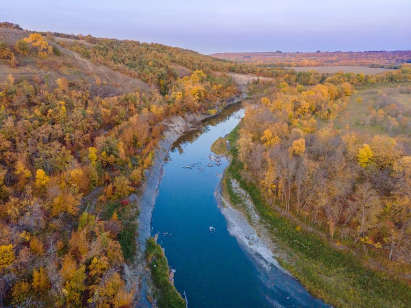 红河，北达科他州秋天的鸟瞰图