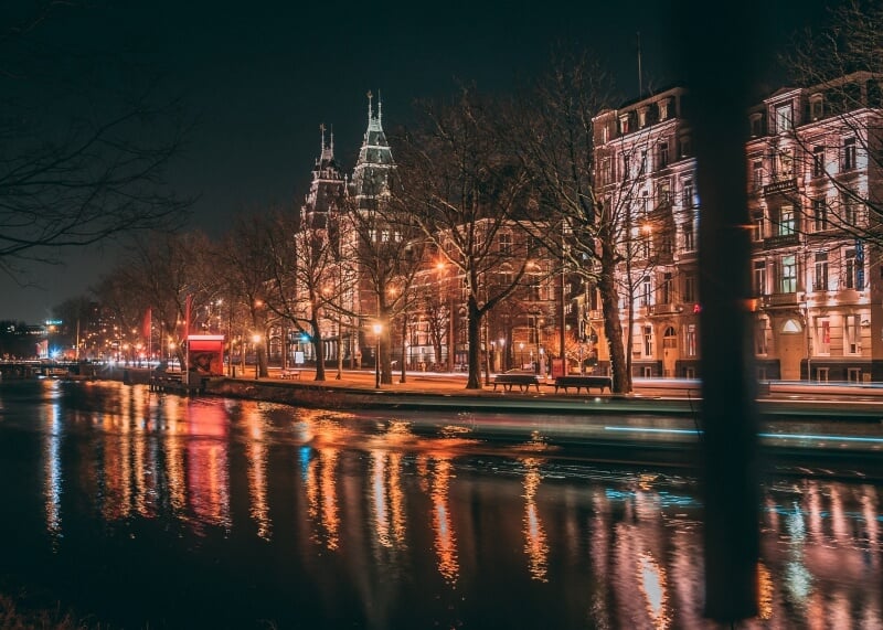 河流、建筑和夜灯