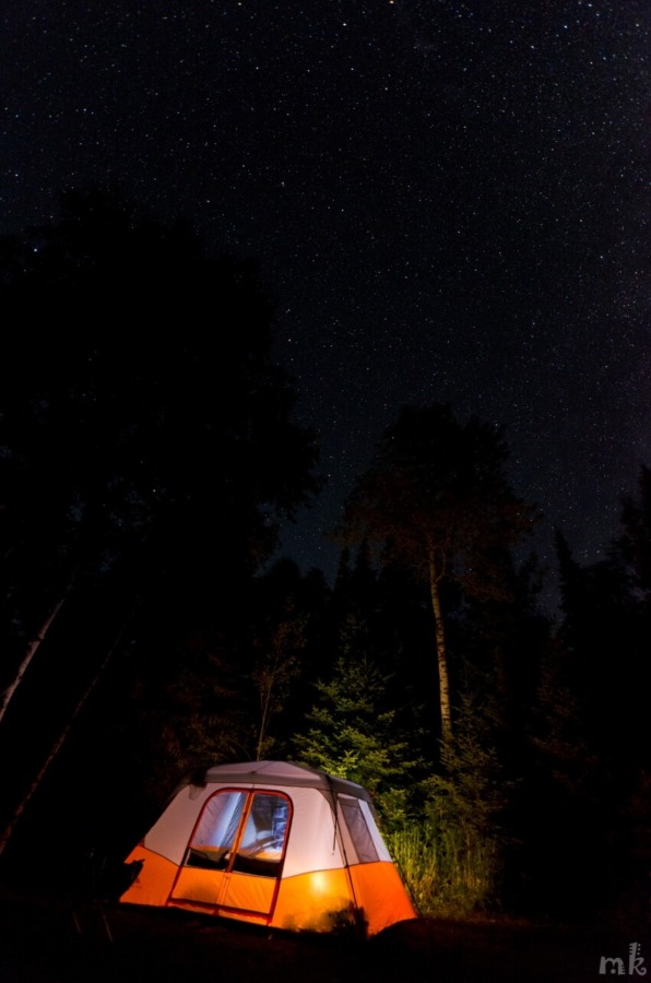 夜晚森林里的露营帐篷