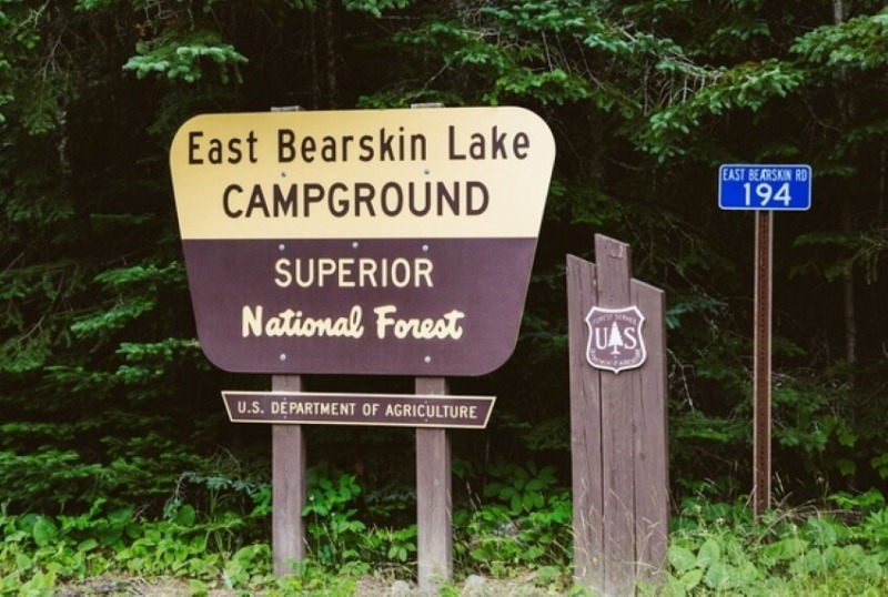 东熊皮湖营地标志和方向指南