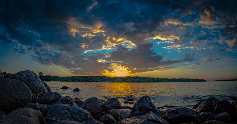 明尼苏达州沃克市里奇湖上的日落