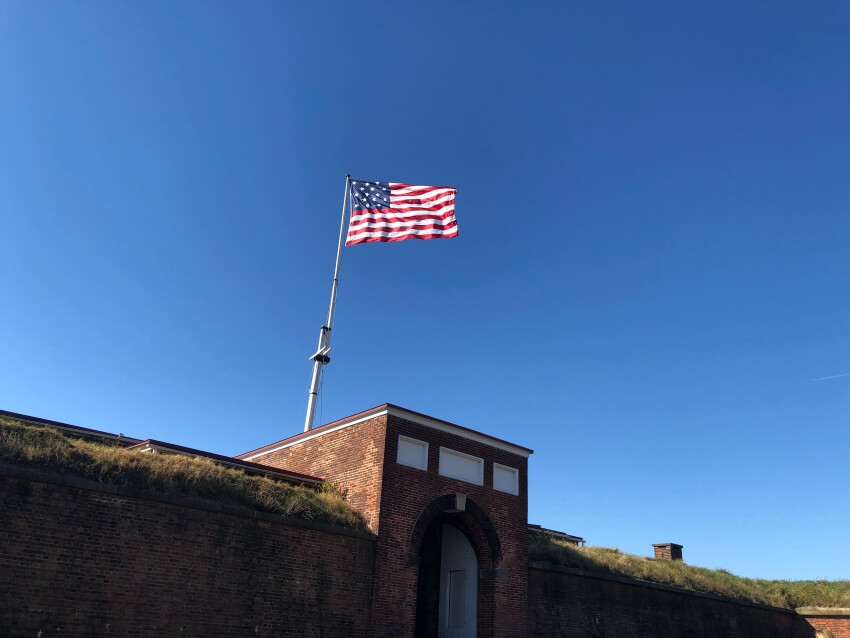 麦克亨利堡国家纪念碑和历史神社建筑顶部的旗帜