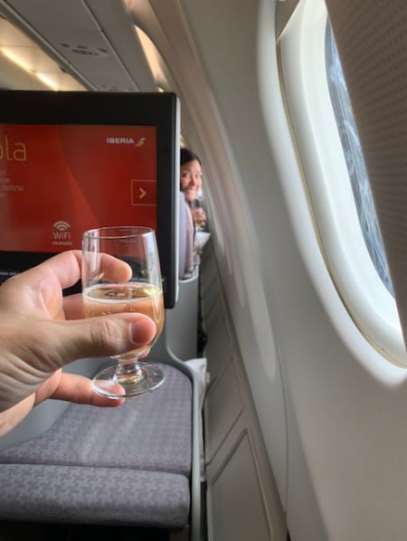 在飞机上喝酒