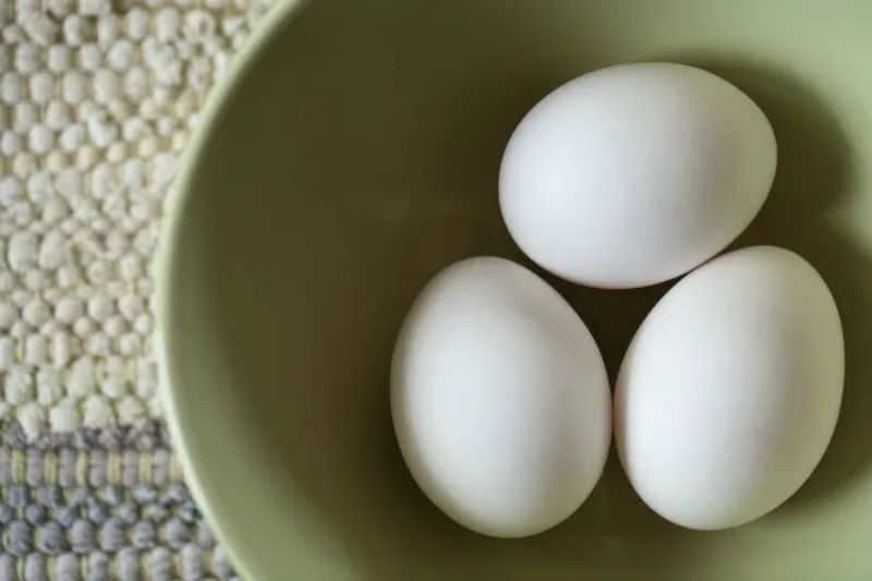 鸡蛋放在碗里。