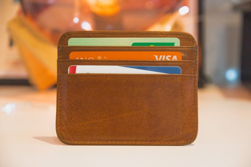 棕色钱包，里面有信用卡
