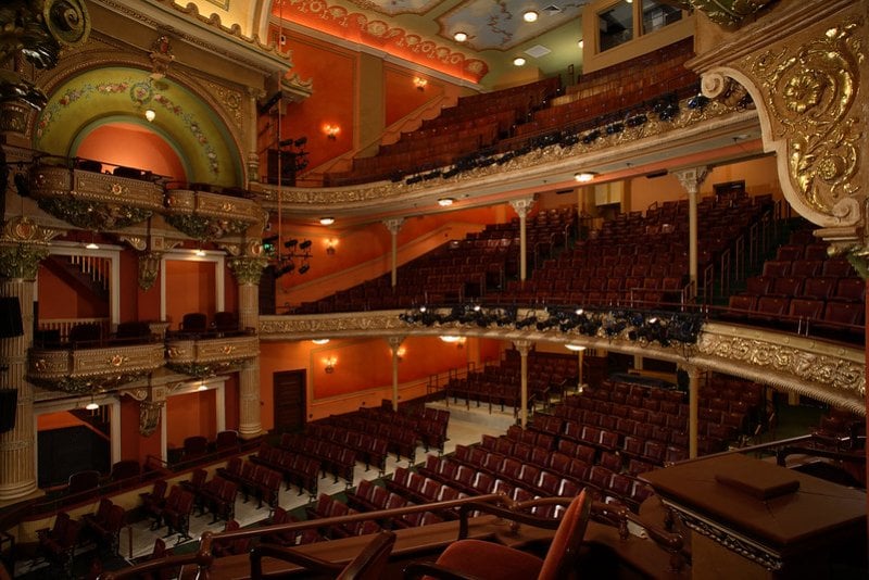 殖民剧院最初是由J.B. McElfatrick设计的。