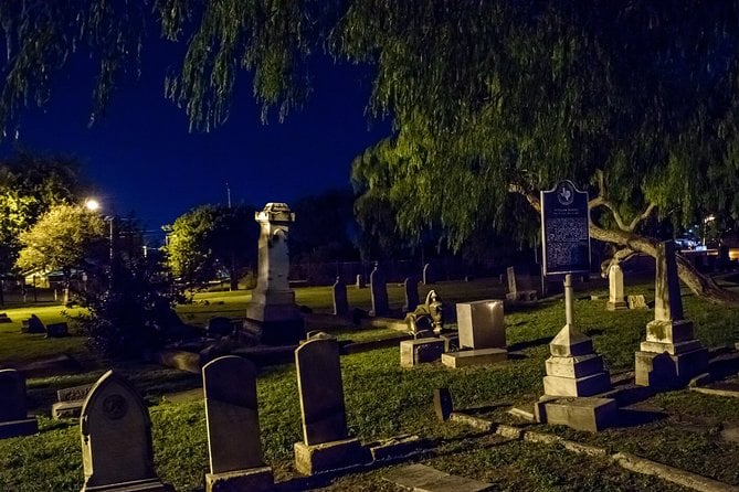 晚上的科珀斯克里斯蒂墓地