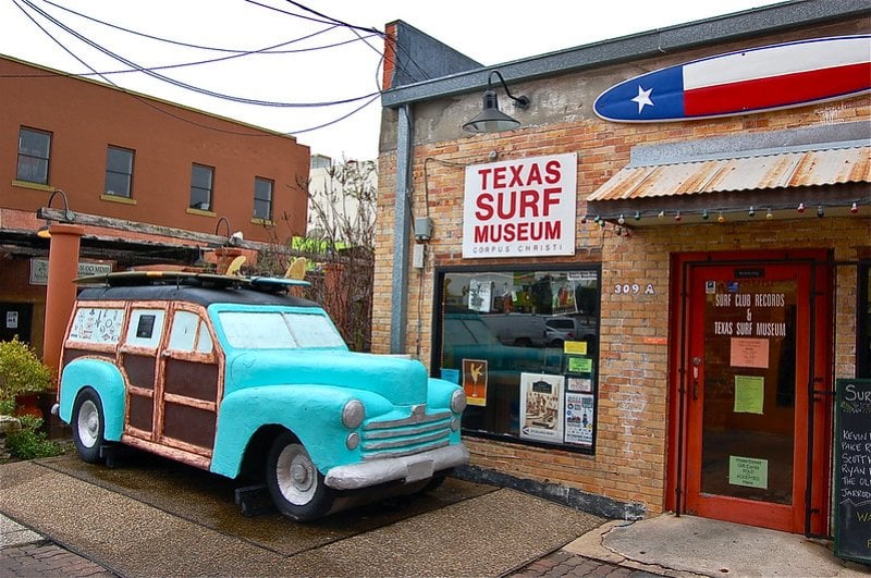卡车停在卡车停在卡车停在德克萨斯冲浪博物馆附近