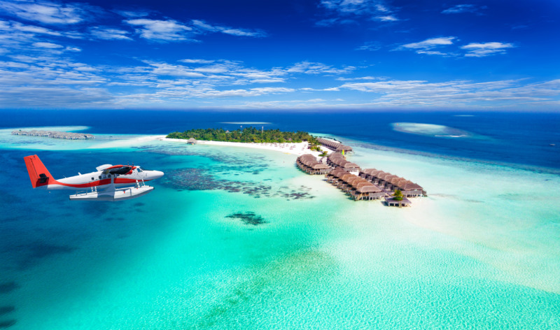 一架水上飞机接近马尔代夫岛的鸟瞰图