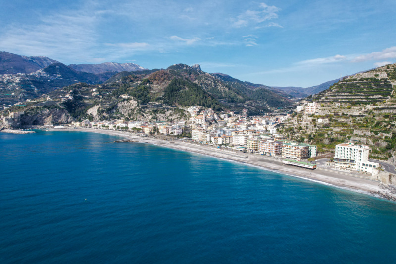 意大利的俯瞰Maiori海滩